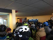 Lange Wartezeiten an der Talstation in Andermatt. (Bild: PD, 12. Dezember 2018)