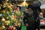 Hans der Kaminfeger beehrte das Weihnachtsessen der Güüggali-Zunft Luzern. (Bild: Boris Bürgisser (Luzern, 12. Dezember 2018))