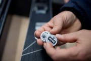 Der von Thomas Koller entwickelte Chip. (Bild: Corinne Glanzmann, Engelberg, 11. Dezember 2018)