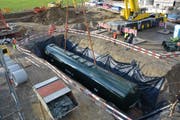 Nach rund 15-minütiger Arbeit ist der Tank an seinem Bestimmungsort platziert. (Bild: Beat Lanzendorfer)