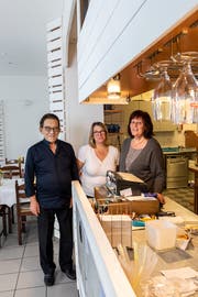 Das Wirtepaar Apostolos und Esther Cholevas mit Köchin Constantina Grafiadelli-Tsiamis (mitte) in der «Taverna El Greco» am Burggraben 22. (Bild: Thomas Hary)