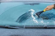 Gemäss einem neuen Prognosemodell muss diesen Winter nicht viel gekratzt werden. (Bild: Getty)