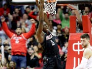 Clint Capela mit einem wuchtigen Dunk (Bild: Keystone/AP/David J. Phillip)
