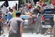 Moment des Schreckens: Der Neonazi James Fields fährt in den linken Protestzug. (Bild: Ryan M. Kelly/AP; Charlottesville, 12. August 2017)