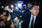 Luigi Di Maio, Präsident der 5-Sterne-Bewegung, feiert die erfolgreiche Wahl. (Bild: AP/Cesare Abbate, Volla, 6. März 2018)