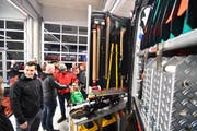 Selbst bei all der Technik gehören Axt und Hammer immer noch dazu. (Bild: Manuel Nagel)