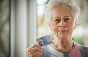 Gerda Casagrande mit ihrer neuen Identitätskarte. (Bild: Gerda Casagrande)