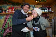 Darko Andersen und Christa Mauderli mit argentinischen Blätterteigspezialitäten. (Bild: Dominik Wunderli (Luzern, 13. Dezember 2018))