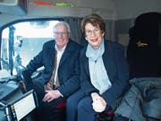 Geburtstagskind Bernhard Galliker nimmt in der grossen Fahrerkabine zusammen mit seiner Frau Erna Platz – dann geht’s ins Luzerner Hinterland. ((Bild: Kurt Liembd (Hergiswil, 13. Dezember 2018))