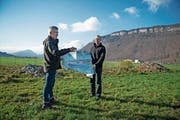 Josef Bucher (links) und Alois Barmettler mit dem Pachtland-Plan auf dem Flugplatz Buochs. (Bild: Corinne Glanzmann (12. Dezember 2018))
