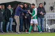 Der St. Galler Verteidiger Alain Wiss (rechts) muss im Heimspiel gegen Neuchâtel Xamax (3:1) in der 75. Minute angeschlagen ausgewechselt werden. Trainer Peter Zeidler bedankt sich beim Ex-Luzerner für die gute Leistung. (Andy Mueller/Freshfocus (St. Gallen, 8. Dezember 2018))