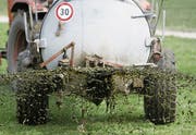 Beim Güllen muss ein Abstand von drei Metern zu Gewässern eingehalten werden. (Bild: Keystone)