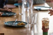 Im Bürgliclub essen Schüler, die über Mittag allein zu Hause wären - aber nicht nur. Für manche lohnt sich der Heimweg nicht, andere geniessen schlicht die Gesellschaft Gleichaltriger. (Bild: Hanspeter Schiess)