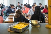 Oberstufenschülerinnen und -schüler aus dem Bürgli-Schulhaus während ihrer Mittagspause. (Bild: Hanspeter Schiess)