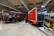 Das Rüstlöschfahrzeug (links) und der Logistik-Lieferwagen (rechts) kosten zusammen rund 800'000 Franken. (Bild: Manuel Nagel)