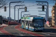 Die VBL testet einen neuen Trolleybus. (Bild: Boris Bürgisser (Luzern, 14. März 2018))