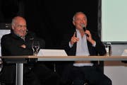 Gut gelaunt beim Dialog mit der Bevölkerung von Andematt: Gesamtprojektleiter Skigebiet Peter Furger (links) und Investor Samih Sawiris. (Bild: Urs Hanhart, Andermatt, 12. Dezember 2018)