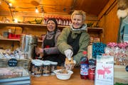 Yvonne Hüsler (links) und Natalie Ehrenzweig mit Rentier-Eintopf und norwegischen Süssigkeiten. (Bild: Dominik Wunderli (Luzern, 13. Dezember 2018))