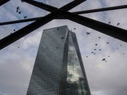 Die EZB hat ihren Zinsentscheid bekannt gegeben: Der Hauptsitz in Frankfurt (Archivbild). (Bild: KEYSTONE/dpa/BORIS ROESSLER)