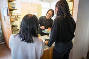 Kartoffelgratin und Bratwurst: Son Le kocht immer montags in der Wohnung an der Notkerstrasse. (Bild: Hanspeter Schiess)