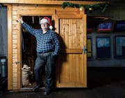 Peter Conrath vor seinem Marronihäuschen beim Bahnhof Zug. (Bild: Stefan Kaiser (6. Dezember 2018))