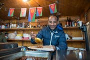 Fesseha Mehari mit einem eritreischen Fladenbrot. (Bild: Dominik Wunderli (Luzern, 13. Dezember 2018))