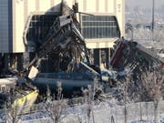 Die ineinander geschachtelten Wagen der verunglückten Zugskomposition in Ankara. (Bild: KEYSTONE/EPA/STRINGER)