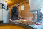 Raza Kazmi mit seinen pakistanischen Spezialitäten. (Bild: Dominik Wunderli (Luzern, 13. Dezember 2018))