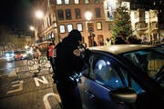 Verschärfte Kontrollen: Ein Polizeibeamter überprüft einen Wagen in der Strassburger Innenstadt. (Bild: Christophe Ena/AP (12. Dezember 2018))