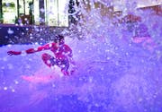 Ein Surfer reitet die Welle in der Mall of Switzerland. (Bild: Eveline Beerkircher (Ebikon, 12. September 2018))