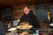 Nada Karlo aus Slowenien mit dem traditionellen Mohnkuchen. (Bild: Dominik Wunderli (Luzern, 13. Dezember 2018))