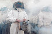 Nicht nur in gelben, nein, auch in weissen Westen lässt es sich gut demonstrieren. (Bild: Kai Foersterling/Keystone (Valencia, 11. Dezember 2018))