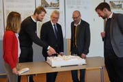 Im Detail erklärt das Architektenteam, wie das Mühlegut-Areal bebaut werden soll. (Bild: Sandro Büchler)