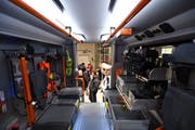 Ein Blick ins Innere des neuenRüstlöschfahrzeugs, wo die Feuerwehrleute Platz nehmen, wenn sie zu einem Einsatz fahren. (Bild: Manuel Nagel)