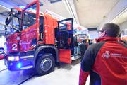 Die Feuerwehrleute bestaunen ihr Rüstlöschfahrzeug, das am Montag geliefert wurde. (Bild: Manuel Nagel)