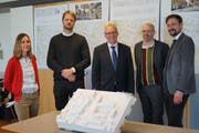 Das Architektenteam erklärt das Siedlungsprojekt: v.l. n. r. Katja Albiez, Martin Schiess, Rolf Heinzmann, Markus Lüscher und Luc Kummer (Bild: Sandro Büchler)