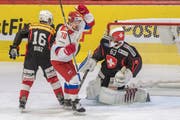 Raphael Diaz und Torhüter Leonardo Genoni können das 4:1 von Aleksei Kruchinin nicht verhindern. (Bild: Urs Flüeler/Keystone (Luzern, 14. Dezember 2018))