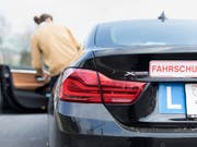Der Bundesrat lässt 17-Jährige ans Steuer. (Bild: KEYSTONE/GAETAN BALLY)