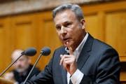 Adrian Amstutz stellt dem Bundesrat die Tuberkulose-Frage. (KEYSTONE/Peter Klaunzer)