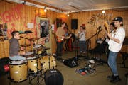 Die fünfköpfige Band „Cabinets“ hat am 30. November ihre erste EP „Common Regimes“ herausgegeben. Mit ihrer Musik haben die jungen Innerschweizer noch viel vor. (BIld Nadja Häcki)