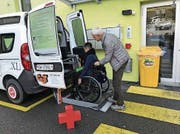 Der ehrenamtliche Fahrer Max Gasser aus Alpnach holt eine Rollstuhlfahrerin ab. (Bild: PD)