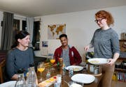 Die Gastgeberinnen Nadia Kaufmann (links) und Alexandra Weibel sowie Biniam Gebreab aus Eritrea beim gemeinsamen Abendessen. (Bild: Stefan Kaiser (Zug, 10. Dezember 2018))
