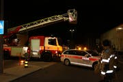 Zum Schutz der Bevölkerung werden auch schwere Feuerwehrfahrzeuge eingesetzt.