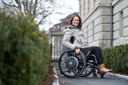 Manuela Leemann ist «Querschnittgelähmte des Jahres 2018» neu Mitglied des Kantonsrats und GGR. Im Bild ist sie vor dem Regierungsgebäude Zug.(Bild: Maria Schmid ( Zug, 14. Dezember 2018 ))