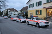 Ruhe vor dem Einsatz: Polizeifahrzeuge im Bereitschaftsraum.