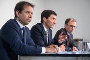 Das Staatssekretariat für internationale Finanzfragen SIF stellt in Zug den Blockchain-Bericht des Bundes vor. Im Bild von links: Michael Manz, stv. Leiter Finanzsysteme und Finanzmärkte, Jörg Gasser, Staatssekretär für internationale Finanzfragen und Arie Gerszt, stv. Leiter Kapitalmärkte und Infrastruktur. (Bild: Boris Bürgisser, Zug, 14. Dezember 2018)
