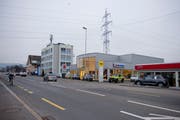 Hier an der Zugerstrasse in Baar wird künftig die fusionierte Binzegger Auto AG beheimatet sein. Bild: Maria Schmid (14. September 2018)