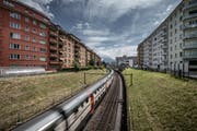 Die zweispurige Zufahrt zum Bahnhof Luzern im Bereich Bundesstrasse. Der Engpass könnte mit der Etappierung des Durchgangsbahnhofs schon vor 2040 entschärft werden. (Bild: Pius Amrein, 16. Juni 2017)