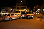 Streifenwagen verbarrikadieren die Zufahrt in den Schwanenkreisel in Wil. Auch für den Stadtbus gibt es kein Durchkommen. (Bilder: Hans Suter)