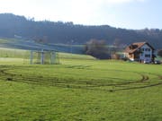 Unbekannte beschädigen mit einem Fahrzeug den Trainingsplatz in Grosswangen. (Bild: Luzerner Polizei)
